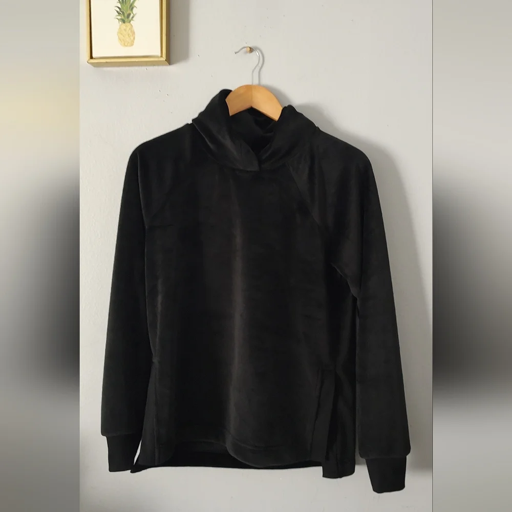 Hoodie  Women Pullover  Black Fleece Size XS  Long Sleeves Warm New without Tag